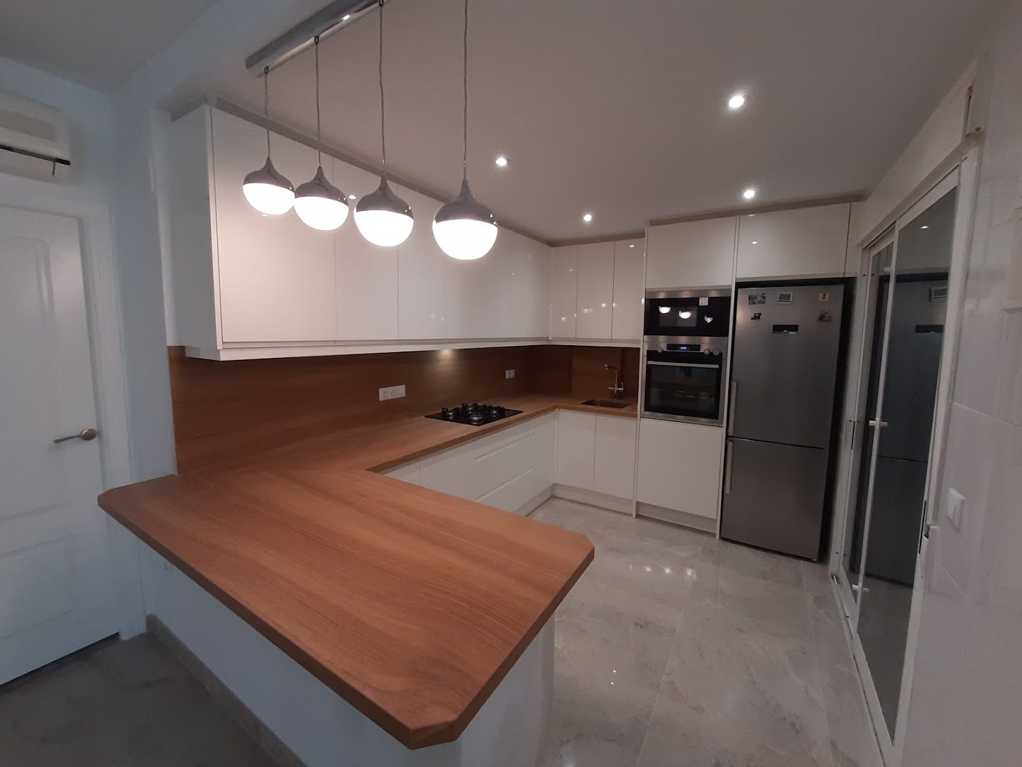 Carlton Kitchens and bathrooms — Fotos 1